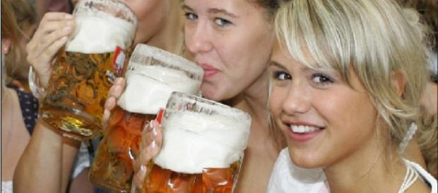 Chicas bebiendo cerveza (protege corazón) Chicas bebiendo cerveza (protege corazón)