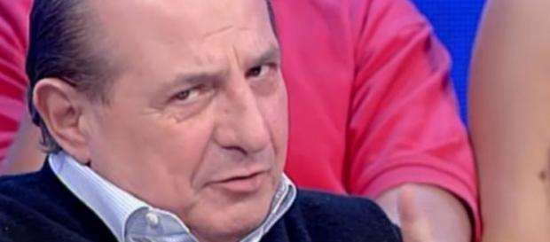 Giancarlo Magalli durante una trasmissione Giancarlo Magalli durante una trasmissione