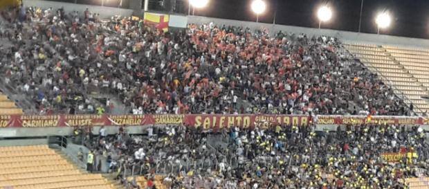 I tifosi del Lecce pronti a riempire lo stadio. I tifosi del Lecce pronti a riempire lo stadio.