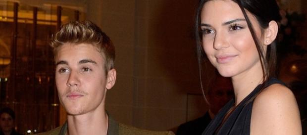 Justin Bieber e Kendall Jenner são bons amigos. Justin Bieber e Kendall Jenner são bons amigos.