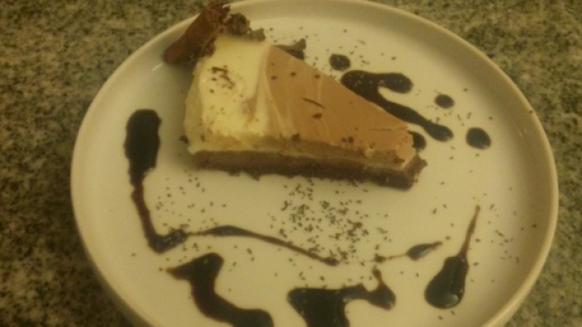 Cheesecake triple chocolate decorata