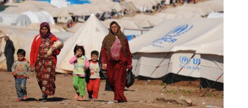 Donne e bambini in un Campo Profughi