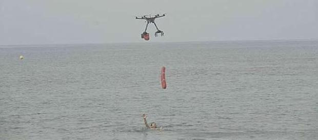 Bañista siendo rescatado por dron Bañista siendo rescatado por dron