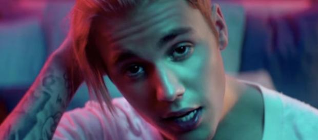 Justin Bieber está no topo da tabela de vendas. Justin Bieber está no topo da tabela de vendas.
