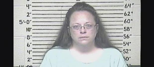 Kim Davis messa in arresto dalla Corte Suprema. Kim Davis messa in arresto dalla Corte Suprema.