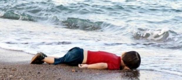 La foto del bambino siriano morto sulla spiaggia La foto del bambino siriano morto sulla spiaggia