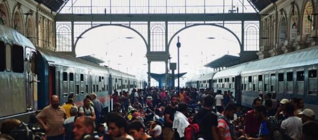 Dworzec Keleti. Tłumy szturmują pociągi. Węgry Dworzec Keleti. Tłumy szturmują pociągi. Węgry
