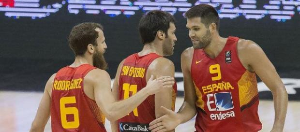 Los jugadores de España celebran su victoria. Los jugadores de España celebran su victoria.