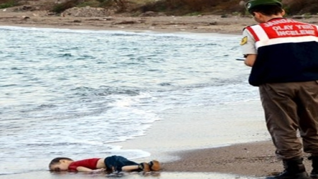 La sconvolgente immagine del bimbo annegato