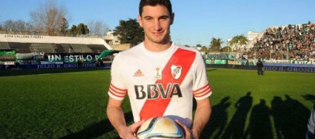 Alario se llevó la pelota luego de su hat-trick Alario se llevó la pelota luego de su hat-trick