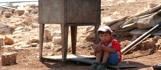 Bambino palestinese in cerca di un pò d'ombra Bambino palestinese in cerca di un pò d'ombra