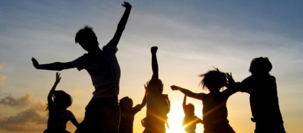 Jovens celebrando a liberdade. Jovens celebrando a liberdade.