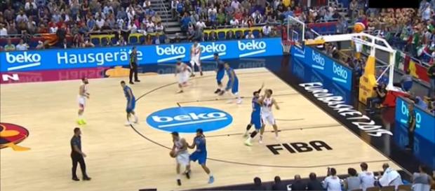 Primera jugada del partido entre España e Italia Primera jugada del partido entre España e Italia