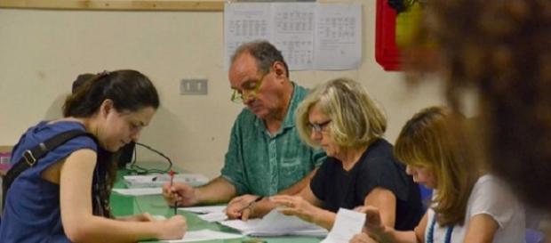Una insegnante che firma un contratto a t.d. Una insegnante che firma un contratto a t.d.