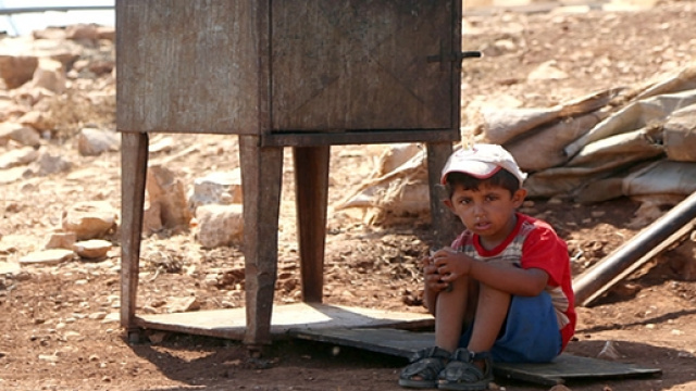 Bambino palestinese in cerca di un pò d'ombra