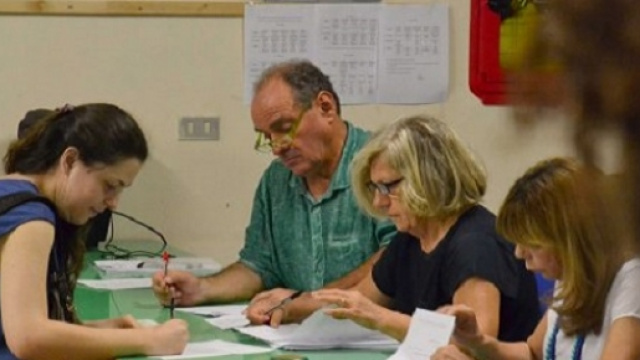 Una insegnante che firma un contratto a t.d.