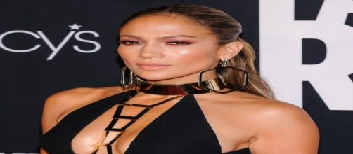 Jennifer Lopez vanta un incarnato bronzeo