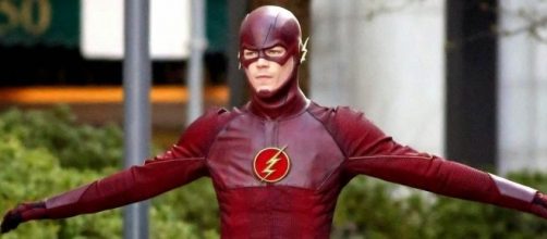 The Flash è interpretato da Grant Gustin