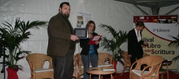 Il giornalista Simone Di Meo, ritira un premio Il giornalista Simone Di Meo, ritira un premio