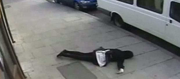 Menina foi atacada e ficou caída na rua Menina foi atacada e ficou caída na rua