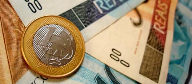 PIB poderá cair 2,44% até o final de 2015. PIB poderá cair 2,44% até o final de 2015.