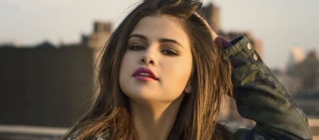 Selena Gomez está à procura de namorado. Selena Gomez está à procura de namorado.