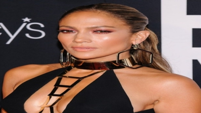 Jennifer Lopez vanta un incarnato bronzeo