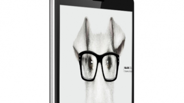 Nuovo smartphone con super batteria e resistenza