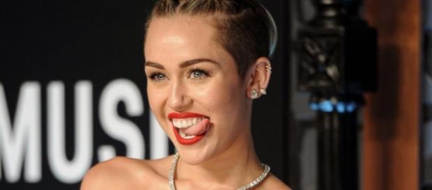 Miley Cyrus quer modificar radicalmente o corpo. Miley Cyrus quer modificar radicalmente o corpo.