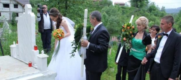 Mireasa româncă la mormântul mamei sale Mireasa româncă la mormântul mamei sale