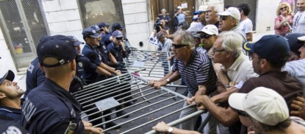 Novos confrontos entre polícia e lesados do BES Novos confrontos entre polícia e lesados do BES