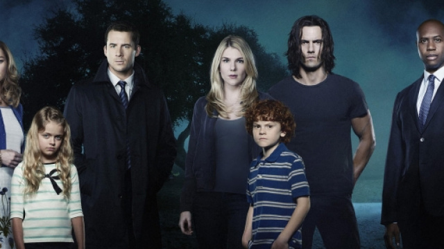 Il cast di The whispers al completo.