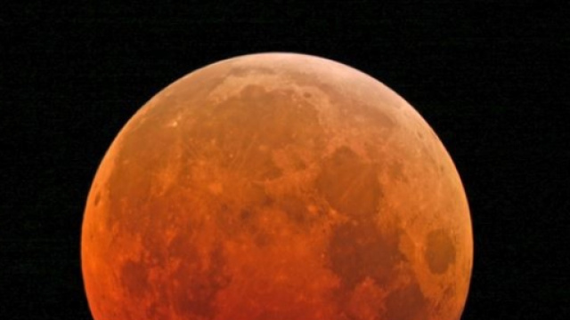 Una foto del fenomeno della Superluna