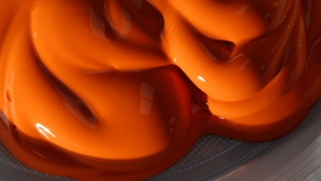 Una tavolozza con il colore a tempera