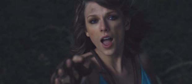 Clipe foi lançado na madrugada do dia 1º Clipe foi lançado na madrugada do dia 1º