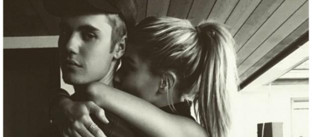 Hailey Baldwin beijando Justin Bieber Hailey Baldwin beijando Justin Bieber