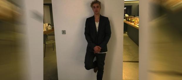 Justin Bieber começa 2016 de preto Justin Bieber começa 2016 de preto