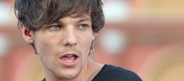 Louis Tomlinson está em dificuldades Louis Tomlinson está em dificuldades