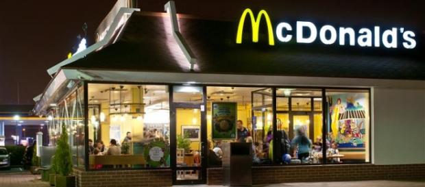 Menina ficou ferida no restaurante McDonald's. Menina ficou ferida no restaurante McDonald's.