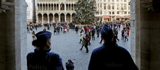 Policías vigilando la plaza donde se celebraría Policías vigilando la plaza donde se celebraría