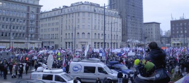 Dorota Warakomska podczas manifestacji KOD. Dorota Warakomska podczas manifestacji KOD.