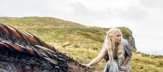 Emilia Clarke en un fotograma de 'Juego de Tronos' Emilia Clarke en un fotograma de 'Juego de Tronos'