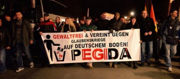 I militanti di Pegida durante una manifestazione. I militanti di Pegida durante una manifestazione.
