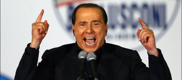 Il 'cavaliere' incalza sullo scenario politico Il 'cavaliere' incalza sullo scenario politico