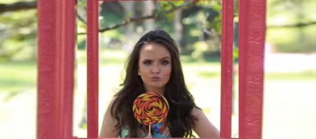 Larissa Manoela finge vomitar em parque Larissa Manoela finge vomitar em parque