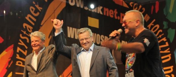 Owsiak z politykami promuje pojednanie. Owsiak z politykami promuje pojednanie.