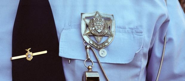 Um polícia não é apenas uma farda e um distintivo Um polícia não é apenas uma farda e um distintivo