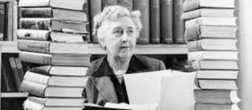 Immagine di Agatha Christie in mezzo ai libri.