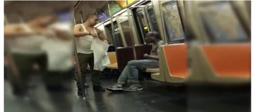 Solidarietà nella metro di NY, il video virale