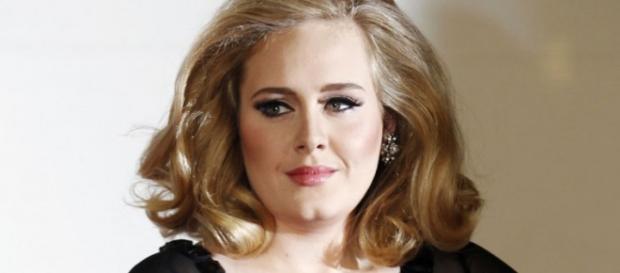 Adele aparece como nunca ninguém a viu Adele aparece como nunca ninguém a viu